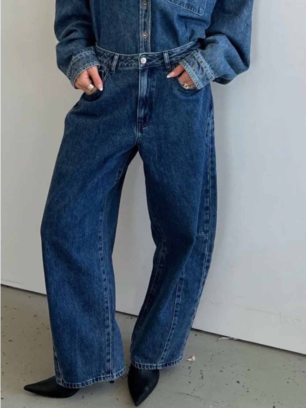 We Wore What Mid Rise Barrel Jeans - Mid Wash